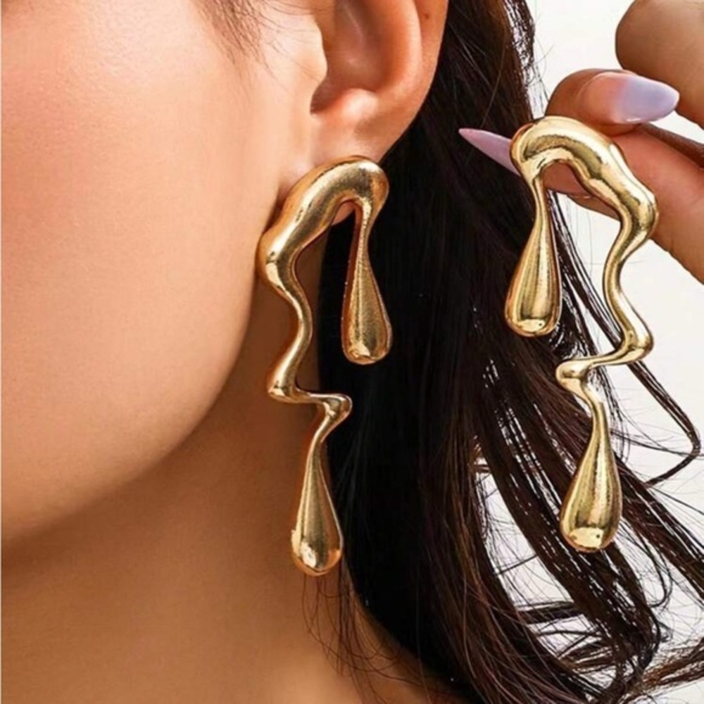 ✨Gold tone Abstract Drop Earrings